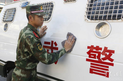 長(zhǎng)安街武警:全副武裝執(zhí)勤 最矮1米8 長(zhǎng)安街武警:全副武裝執(zhí)勤 最矮1米8