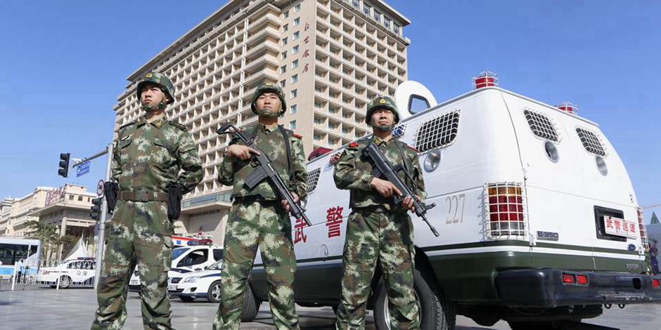 長(zhǎng)安街武警:全副武裝執(zhí)勤 最矮1米8 長(zhǎng)安街武警:全副武裝執(zhí)勤 最矮1米8