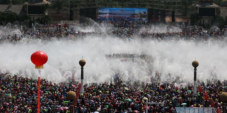 西雙版納萬人歡度潑水節(jié) 西雙版納萬人歡度潑水節(jié)