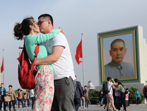 孫中山巨幅畫(huà)像亮相天安門(mén)廣場(chǎng) 孫中山巨幅畫(huà)像亮相天安門(mén)廣場(chǎng)