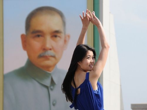 孫中山巨幅畫(huà)像亮相天安門(mén)廣場(chǎng) 孫中山巨幅畫(huà)像亮相天安門(mén)廣場(chǎng)