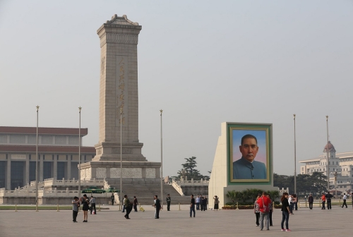 孫中山巨幅畫(huà)像亮相天安門(mén)廣場(chǎng) 孫中山巨幅畫(huà)像亮相天安門(mén)廣場(chǎng)