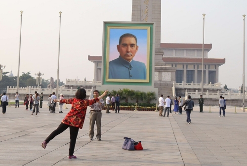 孫中山巨幅畫(huà)像亮相天安門(mén)廣場(chǎng) 孫中山巨幅畫(huà)像亮相天安門(mén)廣場(chǎng)
