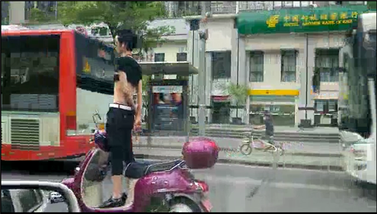 奇葩男子電動(dòng)車上秀雜技 戴墨鏡大撒把 奇葩男子電動(dòng)車上秀雜技 戴墨鏡大撒把
