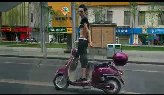 奇葩男子電動(dòng)車上秀雜技 戴墨鏡大撒把 奇葩男子電動(dòng)車上秀雜技 戴墨鏡大撒把