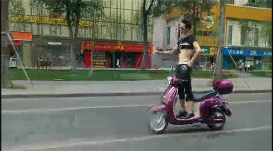 奇葩男子電動(dòng)車上秀雜技 戴墨鏡大撒把 奇葩男子電動(dòng)車上秀雜技 戴墨鏡大撒把