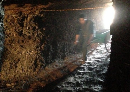 四川村民盜挖南紅瑪瑙遺留的深坑 四川村民盜挖南紅瑪瑙遺留的深坑