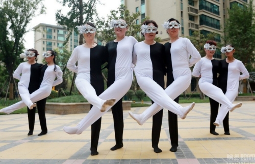 河南大媽自編“錯(cuò)覺廣場舞” 河南大媽自編“錯(cuò)覺廣場舞”
