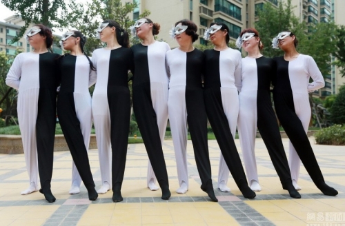 河南大媽自編“錯(cuò)覺廣場舞” 河南大媽自編“錯(cuò)覺廣場舞”