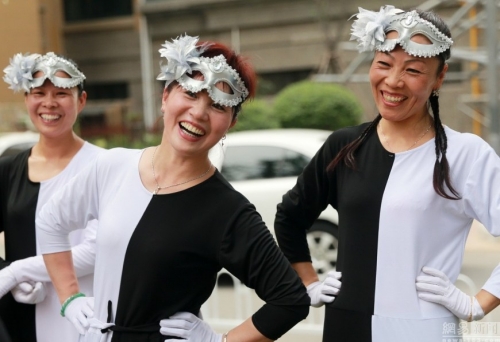 河南大媽自編“錯(cuò)覺廣場舞” 河南大媽自編“錯(cuò)覺廣場舞”