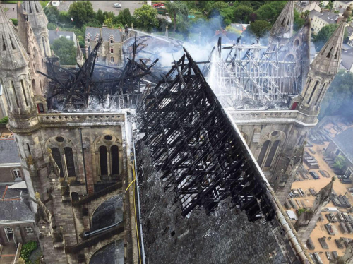 法國19世紀(jì)教堂失火 頂部燒毀 法國19世紀(jì)教堂失火 頂部燒毀