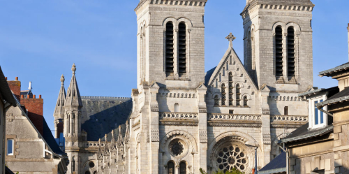 法國19世紀(jì)教堂失火 頂部燒毀 法國19世紀(jì)教堂失火 頂部燒毀