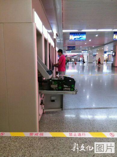 女子徒手拆提款機(jī) 女子徒手拆提款機(jī)