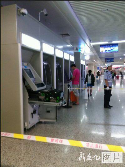 女子徒手拆提款機(jī) 女子徒手拆提款機(jī)