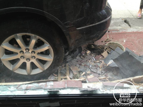 油門當剎車 越野車差點沖進理發(fā)店 油門當剎車 越野車差點沖進理發(fā)店