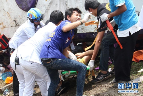 普吉大巴翻車致17名中國游客受傷 普吉大巴翻車致17名中國游客受傷