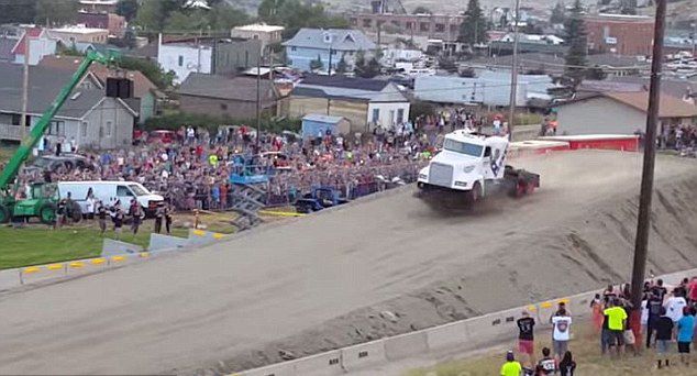 男子駕卡車飛越51米鴻溝刷新世界紀(jì)錄 男子駕卡車飛越51米鴻溝刷新世界紀(jì)錄