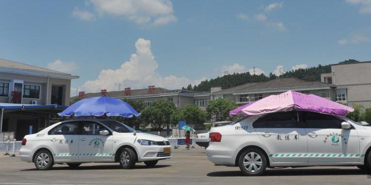 杭州一駕?，F(xiàn)遮陽新招 教練車車頂撐傘