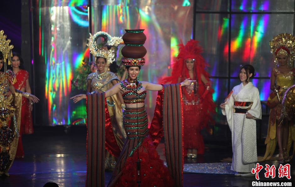 變性人選美落幕 三甲熱情擁吻 變性人選美落幕 三甲熱情擁吻