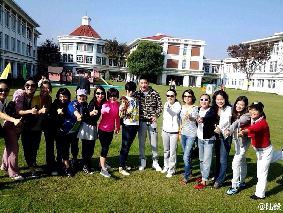 陸毅攜女參加親子運動會同做游戲 陸毅攜女參加親子運動會同做游戲