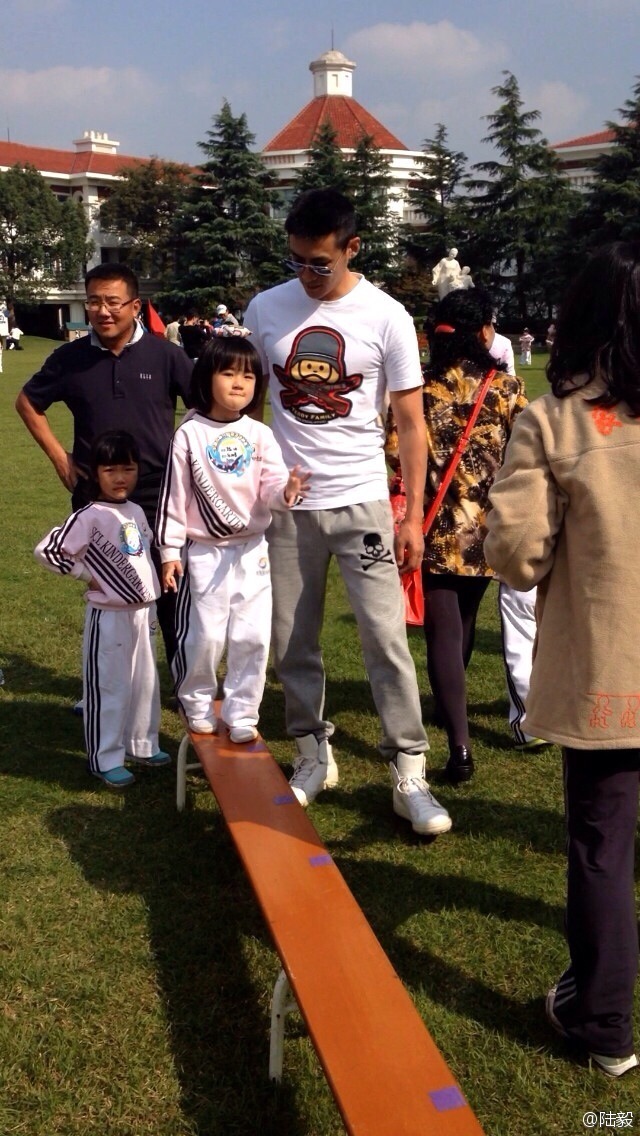 陸毅攜女參加親子運動會同做游戲 陸毅攜女參加親子運動會同做游戲