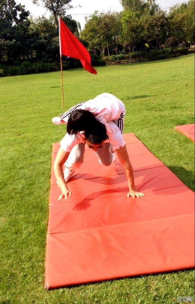 陸毅攜女參加親子運動會同做游戲 陸毅攜女參加親子運動會同做游戲