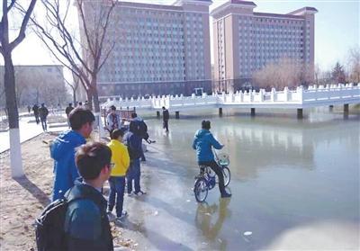 南方的孩子不理解北方的寒冷，這冰厚得，嚇尿了！ @顏遠(yuǎn)鋒