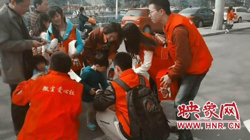 孩子們也加入到了“愛心隊伍”中 孩子們也加入到了“愛心隊伍”中