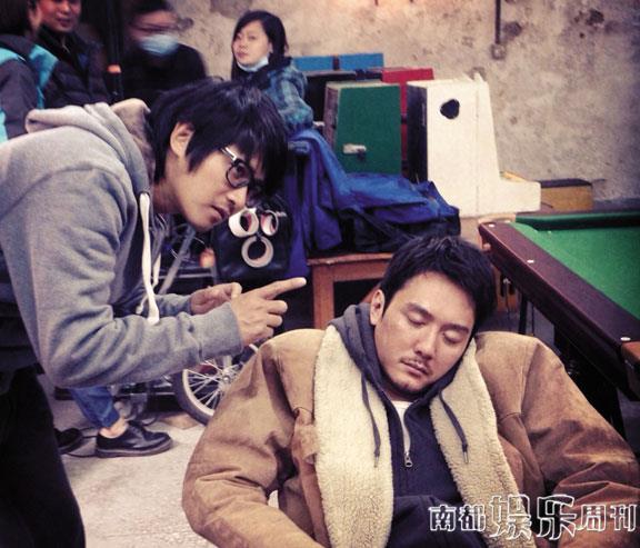 導(dǎo)演在認(rèn)真給演員說戲，演員聽得也很認(rèn)真。