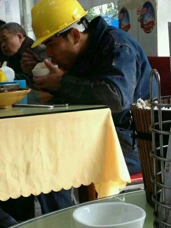 網(wǎng)友調(diào)侃：周周，慢點(diǎn)吃