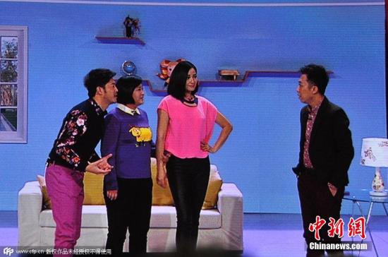 2015年2月18日晚8時(shí)，2015央視羊年春晚準(zhǔn)時(shí)開播，各路明星大腕齊聚一臺(tái)向觀眾展示了一場(chǎng)奢華的