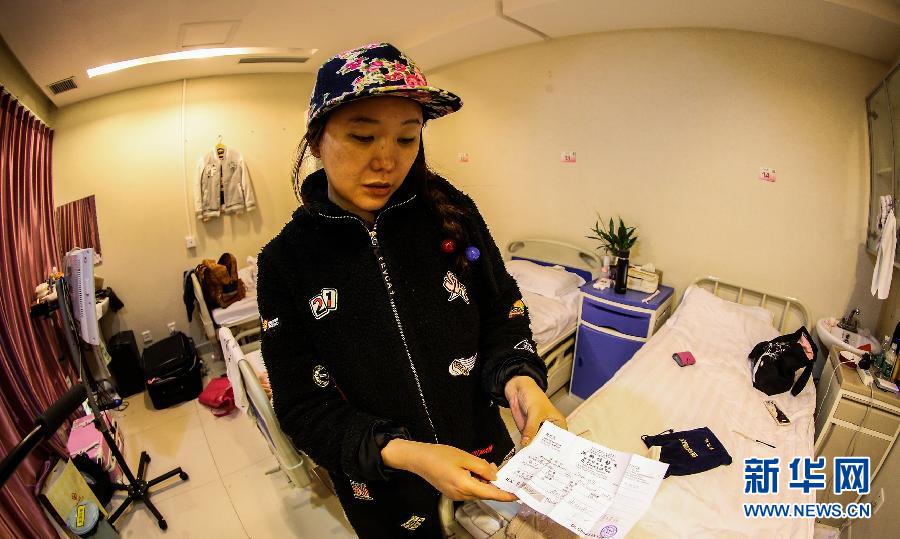 赴韓整形失敗者陳怡麗向記者展示醫(yī)療事故鑒定（4月8日攝）。