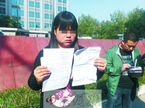 拿著兩份檢查結(jié)果完全相反的報(bào)告單,梁女士很郁悶。 拿著兩份檢查結(jié)果完全相反的報(bào)告單,梁女士很郁悶。