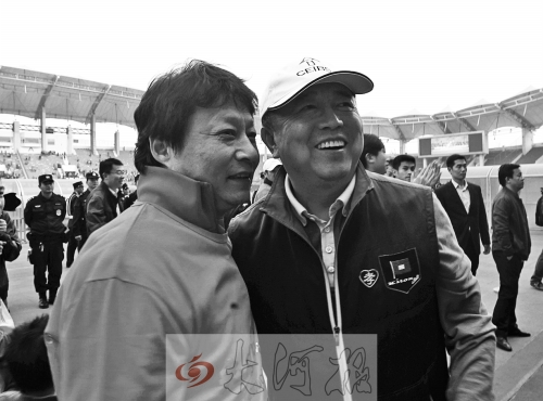 比賽結(jié)束后，老胡熱情擁抱老唐。