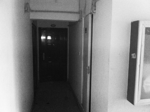 被砸網(wǎng)吧在鄭州安徐莊公館小區(qū)的一棟居民樓里，昨天，網(wǎng)吧已關(guān)門。