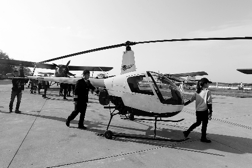 選拔賽現場，選手們正入場表演 記者 鄧萬里/攝