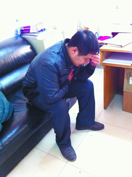 車(chē)長(zhǎng)在停車(chē)場(chǎng)辦公室捂著胸口 車(chē)長(zhǎng)在停車(chē)場(chǎng)辦公室捂著胸口