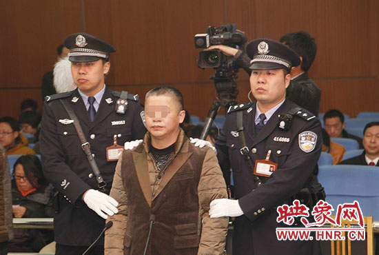 被告人被法警帶上法庭時，身上沒有戒具，也沒有剃光頭。（圖片來源于微博@豫法陽光）