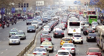昨天下午，擁擠的花園路。 鄭州晚報(bào)記者 馬健 圖