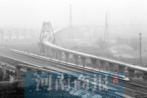 一列高鐵從正在建設(shè)的鄭開(kāi)城際鐵路旁經(jīng)過(guò) 一列高鐵從正在建設(shè)的鄭開(kāi)城際鐵路旁經(jīng)過(guò)