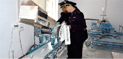 鄭州無(wú)證面條作坊被查封 老板深夜撕掉封條繼續(xù)干 鄭州無(wú)證面條作坊被查封 老板深夜撕掉封條繼續(xù)干