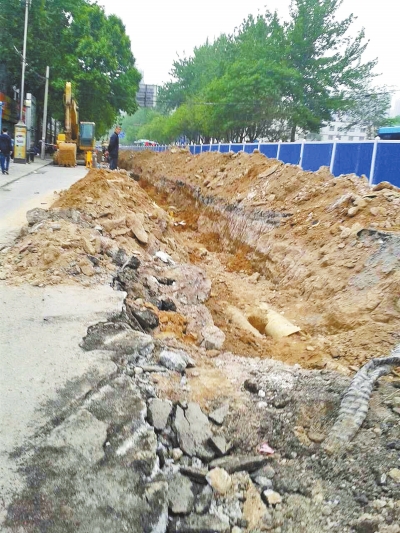 文化路大修改造工程，目前西半幅圍擋已基本鋪設(shè)到位。