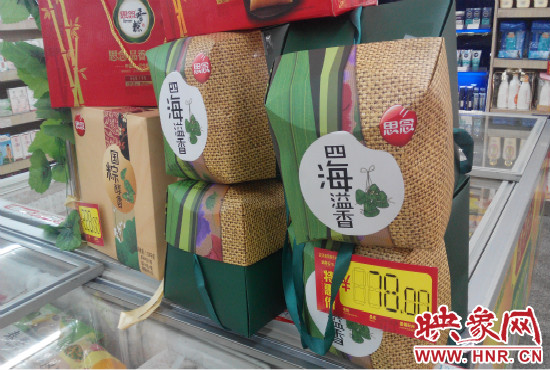 今年商場里的散裝、袋裝粽子多了，盒裝粽子的售價(jià)也更加親民。