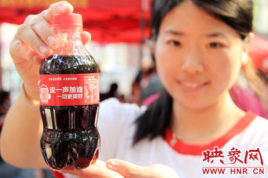 掃描瓶身二維碼，獲取對應(yīng)歌詞flash動畫