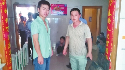 在吳文舉老師的幫助下，王強(qiáng)強(qiáng)（左）從傳銷(xiāo)窩點(diǎn)成功脫險(xiǎn)。