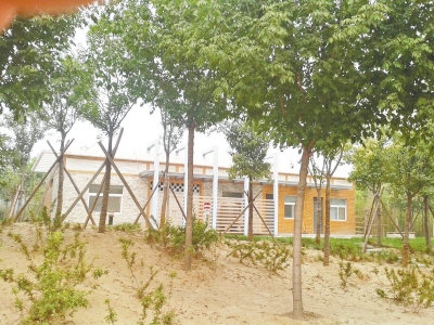 南三環(huán)上的一處公廁掩映在綠樹間，也鎖著門