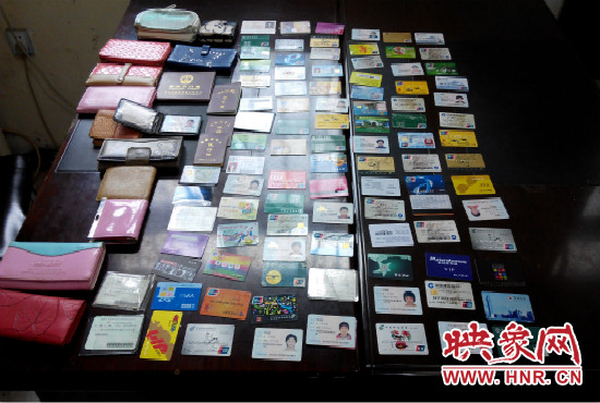 在日常執(zhí)勤當(dāng)中，巡防隊員經(jīng)常能撿到很多的身份證和銀行卡。