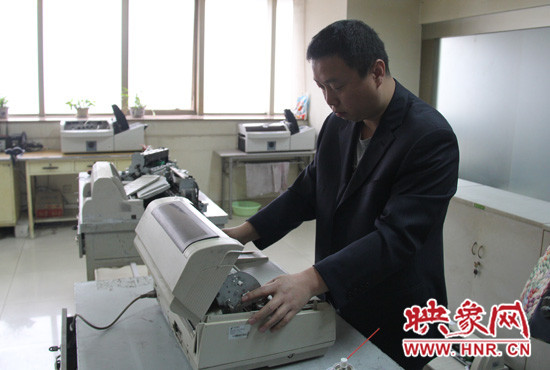 “不行，我再試一下，我一定要修好它?！庇龅诫y題，東北人身上的那股執(zhí)拗勁讓他又堅持了下來