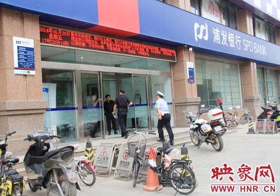 民警趕到現(xiàn)場了解情況。