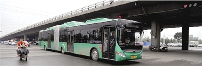 昨日上午，一輛B3快速公交測試車行駛在西三環(huán)的線路上。